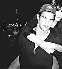 Quel est l'ex-petit copain de Selena Gomez sur cette photo ?