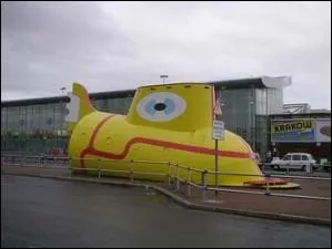  We all live in a yellow submarine, ...  sont des paroles extraites de la clbre chanson :  Yellow submarine . Quels sont les crateurs de cette chanson ?