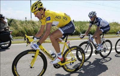 Le  maillot jaune  est le maillot que porte le leader d'un grand tour cycliste. Lequel ?