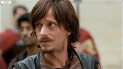 Dans l'pisode 5, comment s'appelle le jeune homme qui donne la mdaille  Arthur ?