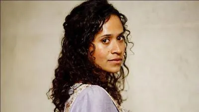 Dans l'pisode 6, Morgane a ensorcel Guenivre. Avec quoi ?