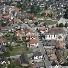 Nous survolons la ville Bas-Rhinoise de Roeschwoog. Nous sommes dans le ciel de la rgion ...