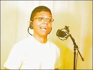 Quel est le youtubeur qui a interprt la chanson  Chocolate Rain  d'une manire hilarante et rptitive ?