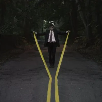 Dans lequel de ses sketchs Coluche dit-il : Pardon monsieur, la pharmacie siou plat ? - Suivez la ligne jaune ?