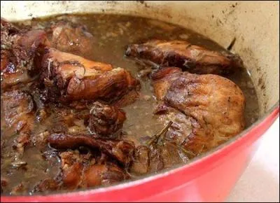 Le lapin, domestique est mis aussi par les gens de gueule dans la famille des volailles, bien que couvert de poils. Qu'est-il important de garder si l'on veut le prparer en civet ?