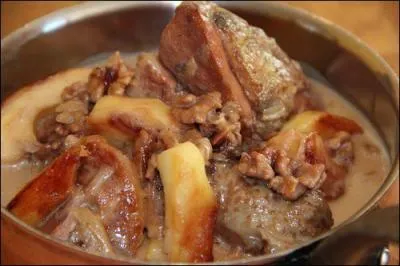 Comment appelle-t-on une pintade bien dore,  laquelle on ajoute de la crme, une lichette de calvados, des champignons de Paris et un peu de citron press ?