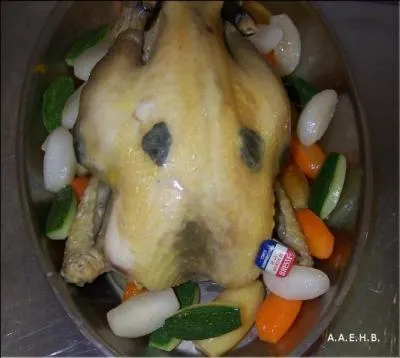 Comment nomme-t-on la recette de poularde trs classique de la cuisine bourgeoise avec crme frache, navets, carottes ... et surtout truffes, dont on glisse de fines lamelles sous la peau ?