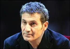 Dove Attia a obtenu son diplme ... , il a t prof de ... pendant ... ans.