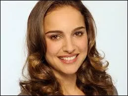 Natalie Portman possède un diplôme en ... . Et combien de langues parle-t-elle ?