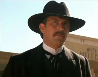 Nous sommes en 1994. Kevin Costner joue Wyatt Earp, une lgende de l'Ouest, dans le biopic ponyme de Lawrence Kasdan. Dans quelle ville de l'tat amricain de l'Arizona Wyatt Earp a-t-il fait rgner l'ordre en qualit de Marshall ?