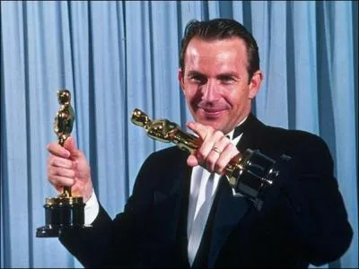 En 1990, combien de statuettes remporte le western  Danse avec les loups , lors de la crmonie des Oscars qui rendit hommage  une vision engage de l'histoire des tats-Unis ?