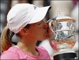 Enfin, finissons ce petit tour europen par un pays voisin et francophone (une partie seulement), la Belgique, rpute pour son accueil et sa championne de tennis Justine Henin. Une de ces villes n'est pas belge. Laquelle ?