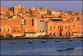 Continuons vers l'le de Malte, situe en Mditerrane, riche en histoire. Une de ces villes n'appartient pas  ce pays insulaire. Laquelle ?