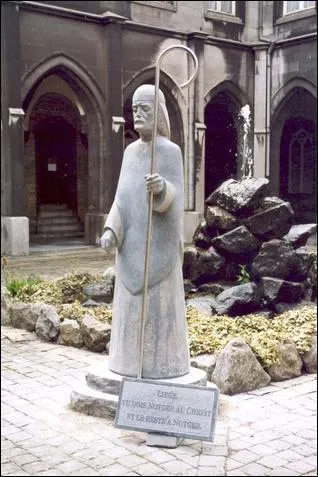 La spulture (tombeau) de Notger fut endommage par ...