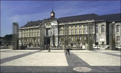 Un peu de vocabulaire : le palais piscopal est le palais...