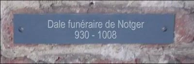 Dans le clotre de quelle glise se trouve la dalle funraire de Notger ?