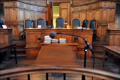 Jusque-l, seuls les eupatrides, qui reprsentent une cinquantaine de familles de l'Attique, avaient accs aux magistratures.  prsent, ceux qui appartiennent aux trois premires classes peuvent y prtendre. Mais surtout, tous les citoyens peuvent voter et prendre la parole, participer aux dlibrations de l'assemble.  quel tribunal pouvaient-ils galement siger ?