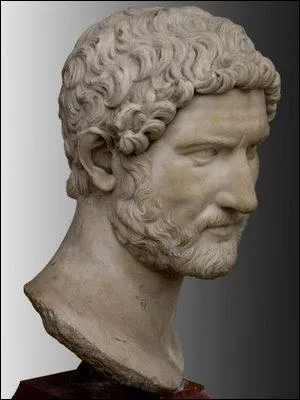 Aprs Solon, Athnes connat une priode agite qui se termine par la prise du pouvoir par le tyran Pisistrate. Celui-ci s'appuie sur une garde de mercenaires et sur les classes infrieures. C'est sous son rgne qu'Athnes dbute son ascension politique, conomique et intellectuelle.  sa mort, en 527, son fils Hipparque lui succde. En quelle anne fut-il assassin ?