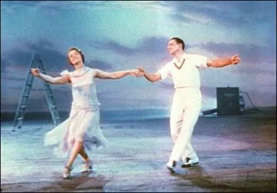 Que fait Don Lockwood pour dire  Kathy Selden qu'il l'aime ?