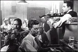 Que faisait Edmond Brown avant de travailler pour les studios Monumental Picture ?