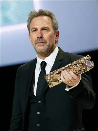 Lors de son discours prononc lors de cet hommage du cinma franais qui lui a t adress, quelle(s) phrase(s) en franais Kevin Costner a-t-il alors dclar  l'assistance ?