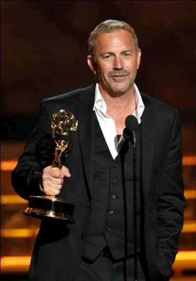 Nous sommes fin septembre 2012. Kevin Costner reoit l'Emmy Award du meilleur acteur dans une srie tlvise pour sa prestation dans  Hatfields & McCoys . Quel est l'autre acteur de la mini-srie  Hatfields & McCoys  qui tait nomm aux cts de Kevin Costner ?