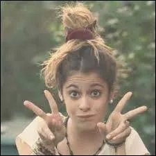 Sa cousine s'appelle :