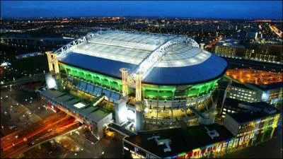 Quel club joue  domicile dans ce stade ?