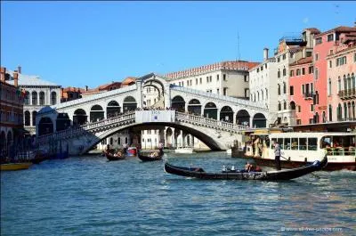 La  Palme d'or  est la rcompense suprme dcerne au meilleur film par le jury du Festival de Cannes. Comment s'appelle cette rcompense au festival de Venise ?