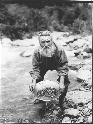  La Rue vers l'or  est une comdie dramatique amricaine de et avec Charlie Chaplin. Ce film raconte l'histoire des chercheurs d'or dans le Klondike. Dans quel pays coule cette rivire ?