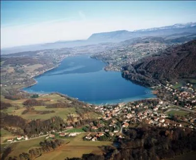 Quel est ce lac franais ayant fait l'objet de fouilles subaquatiques o l'on dcouvrit des vestiges de villages datant du nolithique ?