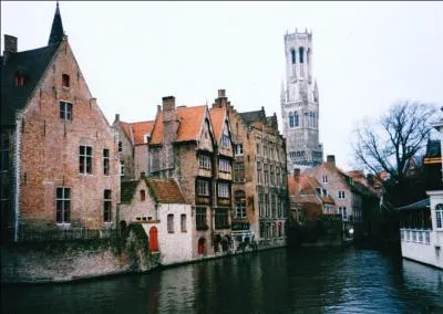 Quelle particularit les villes d'Amsterdam, Bruges et Saint-Ptersbourg partagent-elles ?