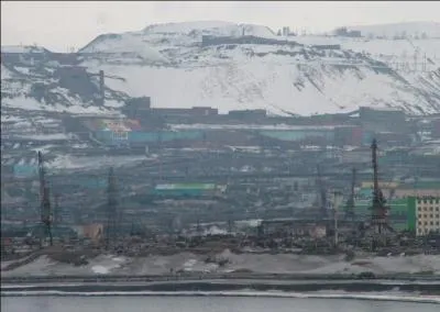 Dans quel tat de la CEI se trouve la ville-usine de Norilsk ? Elle est situe au cur de la toundra et  400 kilomtres au-dessus du cercle polaire.