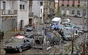 Encore de terribles images. Nous voyons les rues de Rive-de-Gier (Loire) dvastes dans la nuit du 1er au 2 Novembre 2008 par la rivire ...