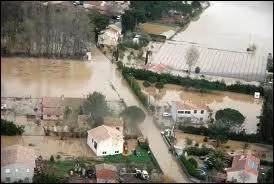 Les 12 et 13 Novembre 1999, Cuxac-d'Aude (Aude) se retrouve sous les eaux de ...
