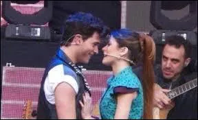 Qui Violetta embrasse-t-elle  la fin du concert ?