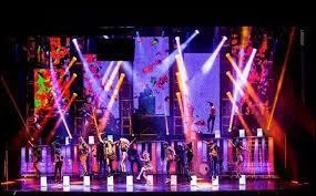 Qui prsente la troupe en France ?