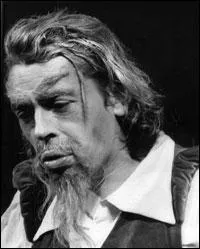 Dans ''La Quête'' , Jacques Brel essaie d'atteindre ''l'inaccessible étoile'' . Cette chanson est extraite de la comédie musicale ''L'Homme de la Mancha'' dans laquelle le chanteur interprète le rôle de...