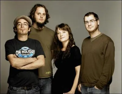 ''Mais au bout du ch'min dis-moi c'qui va rester / De la p'tite école et d'la cour de récré ? / Quand les avions en papier ne partent plus au vent / On se dit que l'bon temps passe finalement / ... Comme une étoile filante'' . Quel groupe québécois chante ces paroles ?