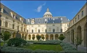 En 502, je fais btir pour cette sainte une abbaye qui portera son nom et o elle sera inhume, ainsi que ma compagne et moi-mme. Plusieurs btiments sont aujourd'hui conservs et constituent une partie d'un lyce parisien. Lequel ?