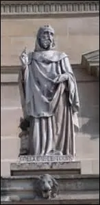 N  Clermont-Ferrand en 539, je suis un vque et historien de l'glise, des Francs et de l'Auvergne, c'est principalement grce  moi que l'histoire de Clovis est en partie connue de nos jours. Vnr dans ma ville natale et  Tours, o je dcde en 594, ma fte se situe le 17 novembre. Qui suis-je ?