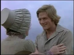 Quelle est la premire chose que fait Almanzo lorsque Laura lui apprend qu'elle est enceinte ?