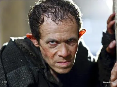 Dans l'pisode 6, comment s'appelle le serviteur de Lady Catryna ?