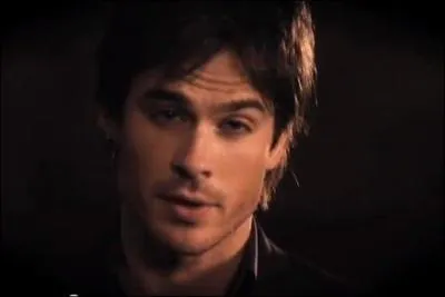 De qui Damon se sert-il pour attirer le Pasteur Young dehors ?