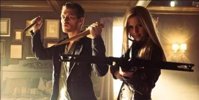 Que fait Klaus  Rebekah pour la punir d'avoir explos les poches de sang du double Petrova ?