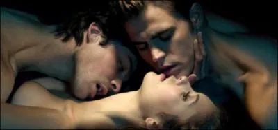 Pour arriver  se nourrir, Elena doit boire du sang humain. Quelle personne de son entourage va la nourrir ?