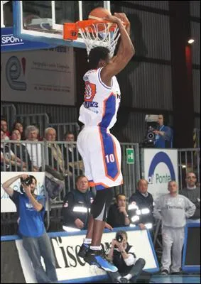 Aprs avoir quitt l'ASVEL, dans quel club a rebondit Herv Tour?