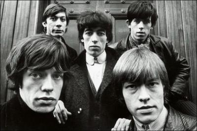 Le leader d'origine, Brian Jones, avait choisi le nom du groupe  The Rolling Stones . Ce nom vient d'une chanson de Muddy Waters dont le titre tait  Rollin'Stone . Quelle est sa traduction ?