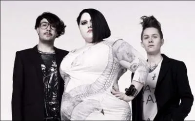 Le groupe de rock amricain Gossip se forme en 1999. La chanteuse Beth Ditto est connue non seulement pour sa voix puissante, mais aussi pour finir parfois en sous-vtements sur scne ! Leur nom signifie :