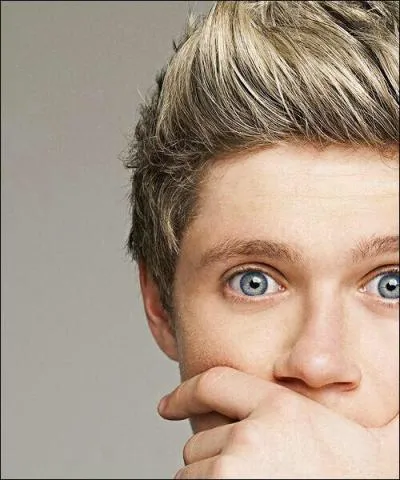 Comment s'appelle le (faux) blond aux yeux bleus ?